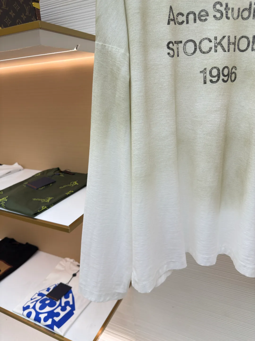 Acne Studios 1966 mud-dyed, washed and distressed long sleeves ●Authentic product: purchased and developed in 2049 ●Item number: 1680628-A15 ●Fabric: super soft cotton fabric ●Technology: washed and distressed ●Version: loose fit ●Weight: about 375 grams ●Size: S-M-L-XL ●Description: Made of ultra-soft pure cotton fabric, garment-dyed, washed and distressed, the chest part has a dirty feel, and the lower part shows a gradient effect. The neckline is slightly frayed to better fit the overall tone. The overall line is straight and delicate, the fabric is comfortable and soft, and the color is consistent without color difference. It can be matched with the same style to create a fashionable look and control various occasions. Customized accessories, complete with three standards, the same style for men and women!